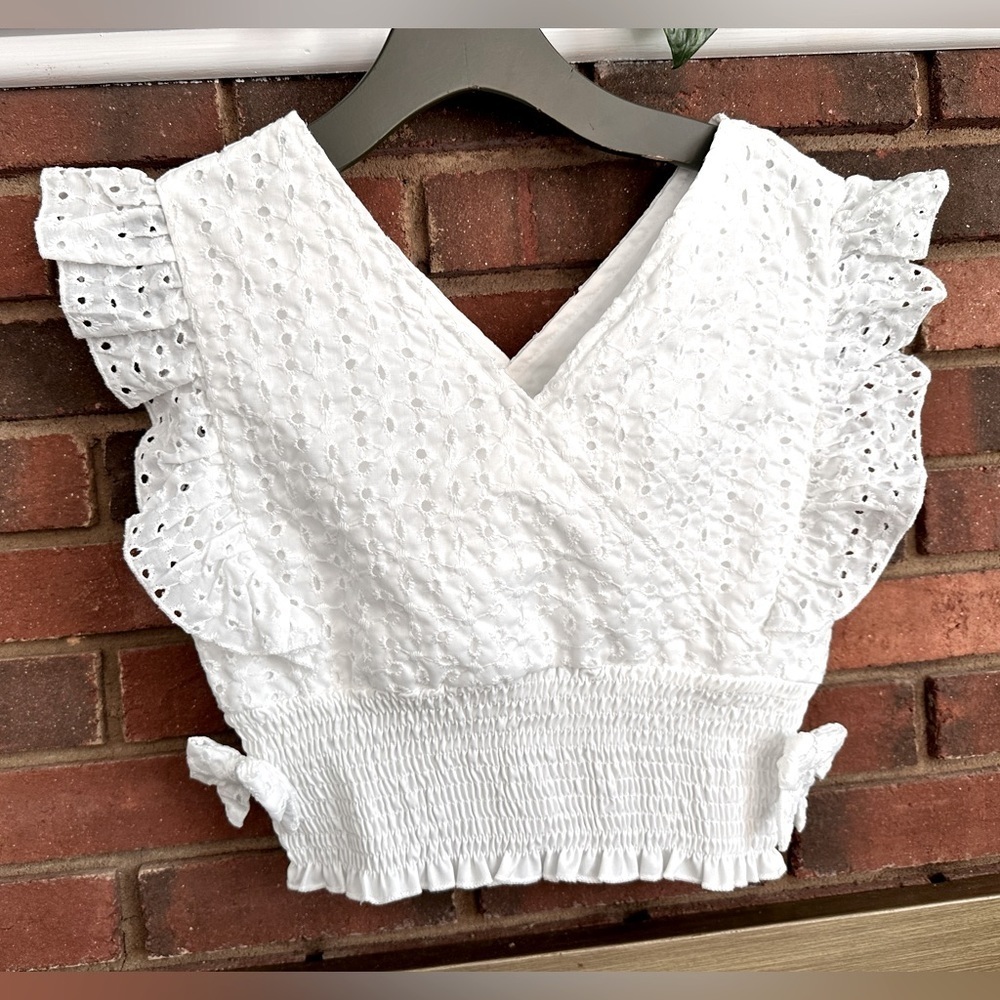 🛍️ cute ruffle trimmed crop top with Excellent condition.